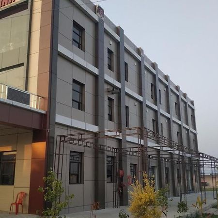 Hotel Yoran Inn & Restaurant By Wb Inn Sadabad Екстериор снимка