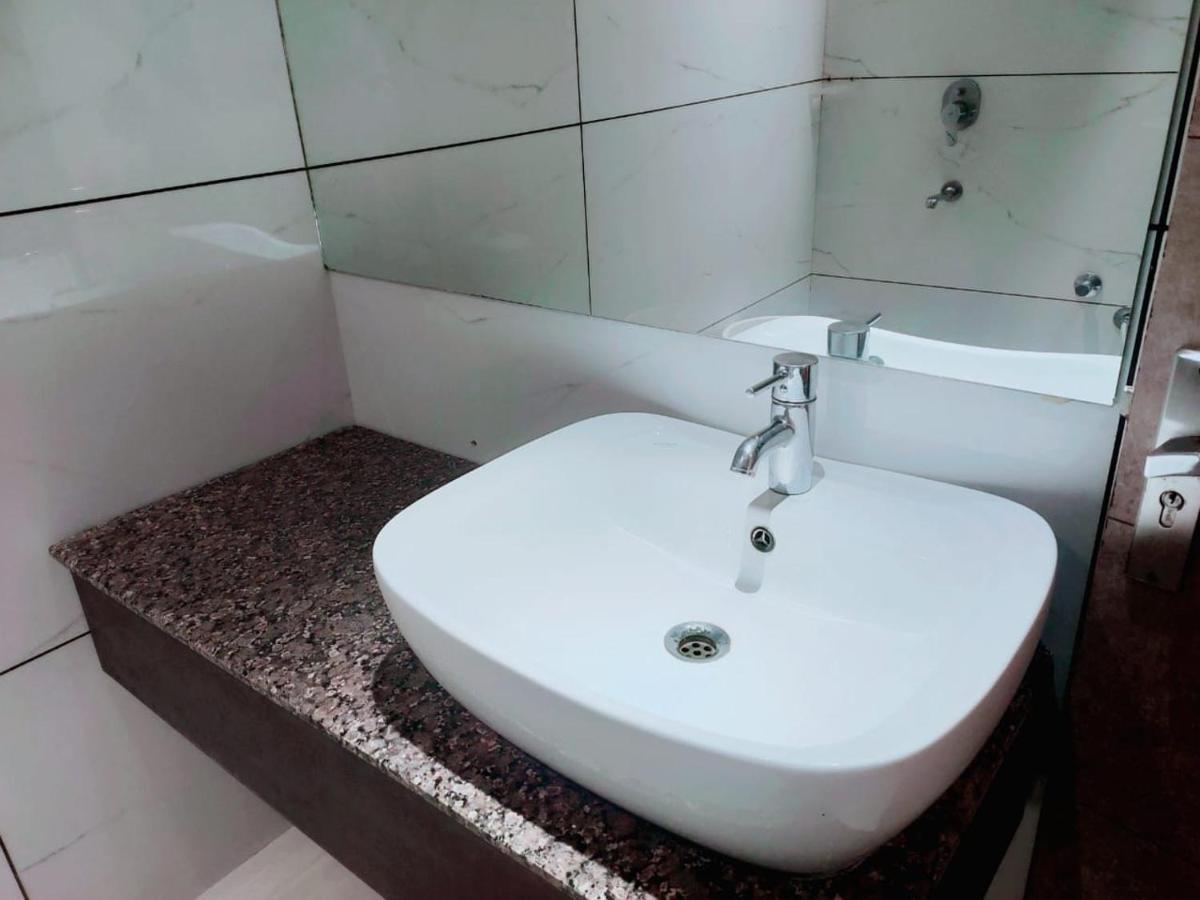 Hotel Yoran Inn & Restaurant By Wb Inn Sadabad Екстериор снимка