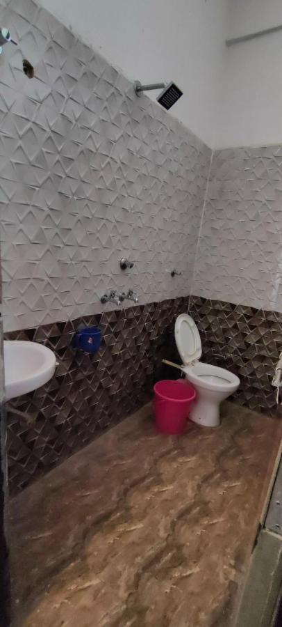 Hotel Yoran Inn & Restaurant By Wb Inn Sadabad Екстериор снимка